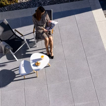 płyta_tarasowa_betonowa_brukbet_maestro_szaro_jasna_centrum_kostki_brukowej_silbruk_wrocław_i_okolice